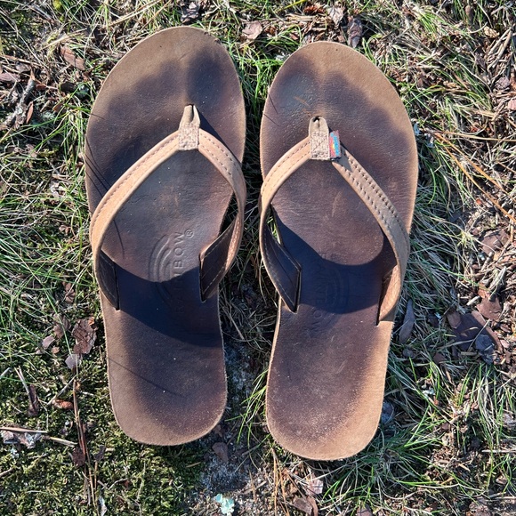 USED Women’s Size 8 Rainbow Flip Flops 🌈 - Picture 1 of 4